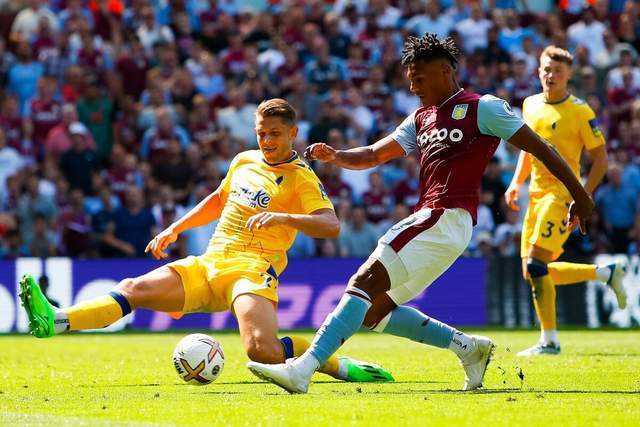 巴黎人报：一极端球迷组织庆祝成立20周年，在埃菲尔铁塔大放焰火